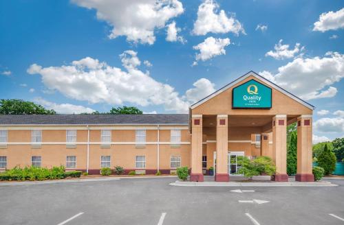 ローガンビルにあるQuality Inn Loganville US Highway 78の駐車場付きのホテルの正面の景色
