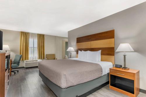 ローガンビルにあるQuality Inn Loganville US Highway 78の大きなベッドとテレビがあるホテルの部屋