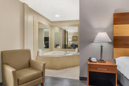 Quality Inn Loganville US Highway 78にあるベッド