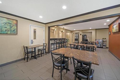 a restaurant with tables and chairs in a room at Best Western Plus Twin View Inn and Suites in Redding