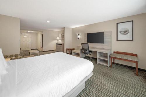 a hotel room with a large bed and a desk at Best Western Plus Twin View Inn and Suites in Redding
