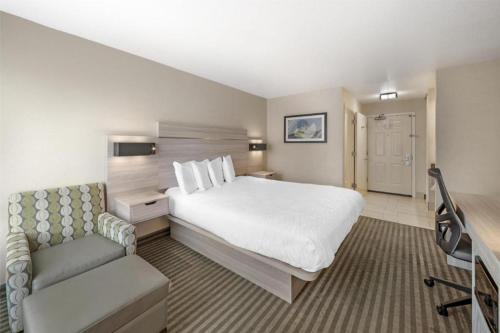 Ένα ή περισσότερα κρεβάτια σε δωμάτιο στο Best Western Plus Twin View Inn and Suites