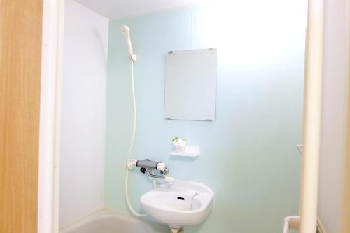 ein Badezimmer mit einer weißen Toilette und einem Spiegel in der Unterkunft Daiichi Mitsumi Corporation - Vacation STAY 14915 in Musashino