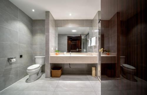 a bathroom with a sink and a toilet at Shanghai Dixuan Junlan Resort Hotel in Shanghai