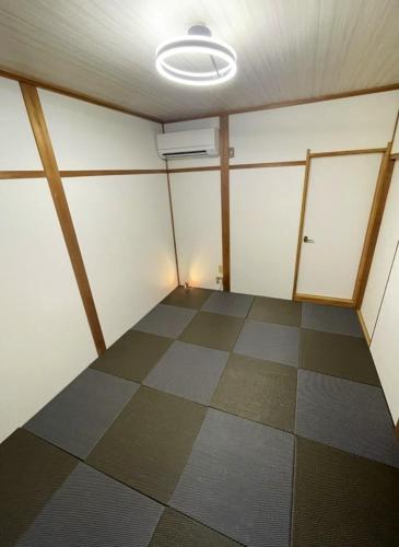 an empty room with a ceiling fan and a tiled floor at Guest house HaDuNo - Vacation STAY 85297v in Shingu