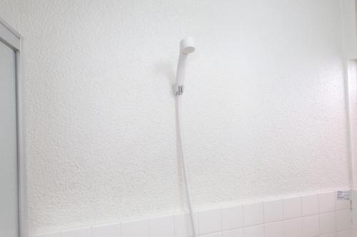 einem Duschkopf an der Wand eines Badezimmers in der Unterkunft Daiichi Mitsumi Corporation - Vacation STAY 15349 in Musashino