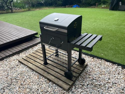 un objet noir assis sur un banc à côté d'un champ dans l'établissement BlueFlow KATSUURA - Vacation STAY 92659v, à Katsuura