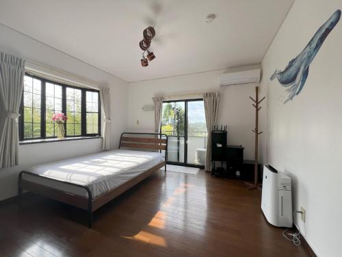 une chambre avec un lit et une télévision dans l'établissement BlueFlow KATSUURA - Vacation STAY 92659v, à Katsuura