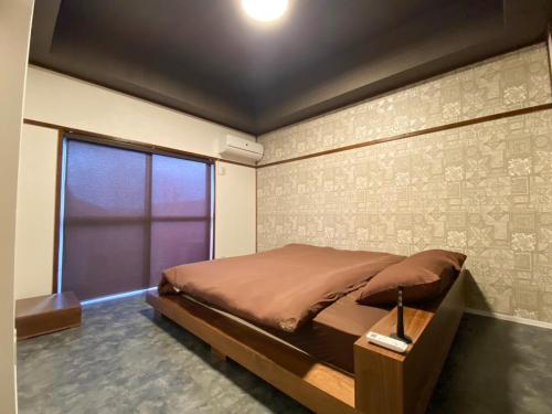 瀬戸内町にあるCASA GRANDE - Vacation STAY 92050vのベッドと大きな窓のある寝室