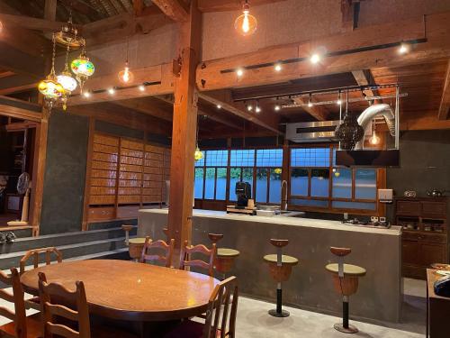 jadalnia ze stołem i kuchnią w obiekcie Awajishima dog stay,YAGI - Vacation STAY 93054v w mieście Minamiawaji