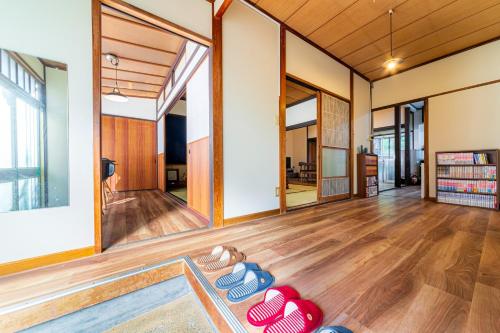 ein Zimmer mit einem Pool mit Hausschuhen auf dem Boden in der Unterkunft CoCoSakura - Vacation STAY 94917v in Miyanoshita