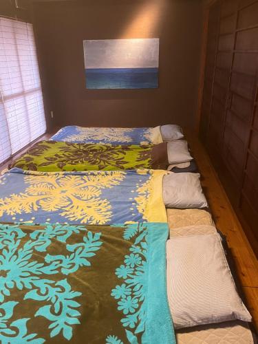 a row of beds sitting in a room with at oyadoyadokari - Vacation STAY 08483v in Okayama