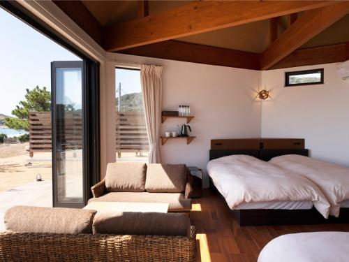 a bedroom with a bed and a couch at HV hygge setouchi - Vacation STAY 09887v in Yamaguchi