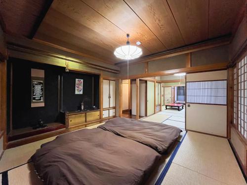 ein Schlafzimmer mit einem großen Bett und einer Decke in der Unterkunft 839 STAY - Vacation STAY 96648v in Takayama