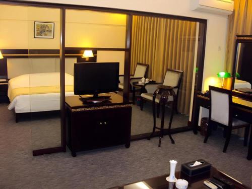 Телевизор и/или развлекательный центр в Huu Nghi Hotel