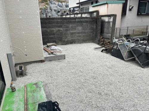 an empty backyard with a fence and a building at Haveanice Havanice - Vacation STAY 15818 in Akiruno