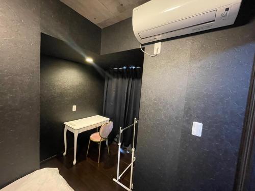 a room with a desk and a air conditioner on a wall at Haveanice Havanice - Vacation STAY 15818 in Akiruno