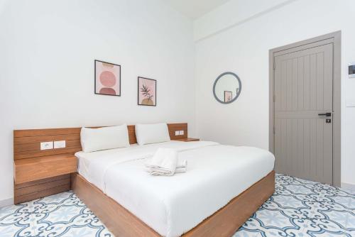 Ένα ή περισσότερα κρεβάτια σε δωμάτιο στο Stairway - Cozy Studios In Mar Mikhael