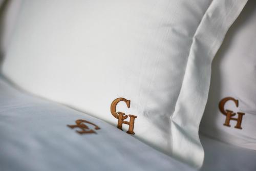 eine Nahaufnahme von drei hölzernen Zahlen auf einem weißen Kissen in der Unterkunft COFFEE HOTEL Soundwave - Vacation STAY 17826v in Fujisawa