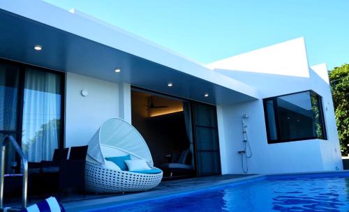 Bazén v ubytování SARAH RESORT VILLA - Vacation STAY 22501v nebo v jeho okolí