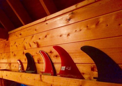 four red and black knives on a wooden wall at NAKADAKI ART VILLAGE - Vacation STAY 65990v in Shiigi