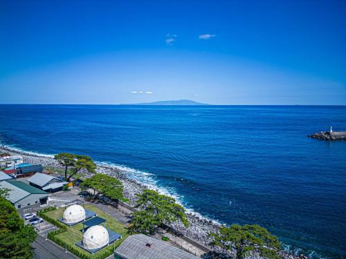 an aerial view of the ocean with a rocky beach at La-gum - Vacation STAY 42360v in Inatori