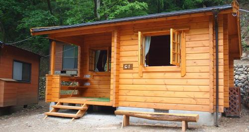 Bygningen som campingpladsen ligger i