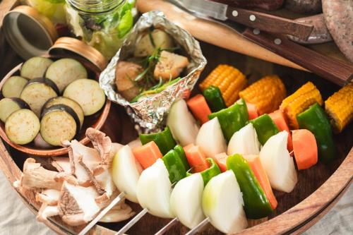 un plateau de légumes et de viande sur une table dans l'établissement The Day Post General Glamping Village Yamanakako - Vacation STAY 25051v, à Yamanakako