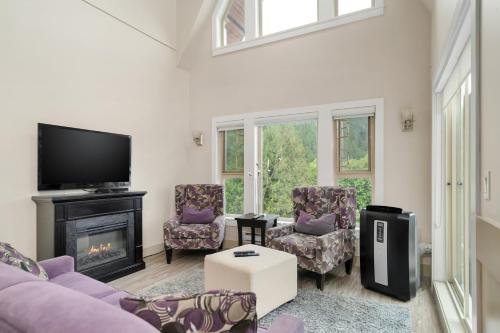 Μια τηλεόραση ή/και κέντρο ψυχαγωγίας στο Harrison 3BR Pet friendly Unit