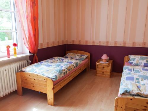 a bedroom with two twin beds and a window at Morscheid-Riedenburg Stay in Morbach