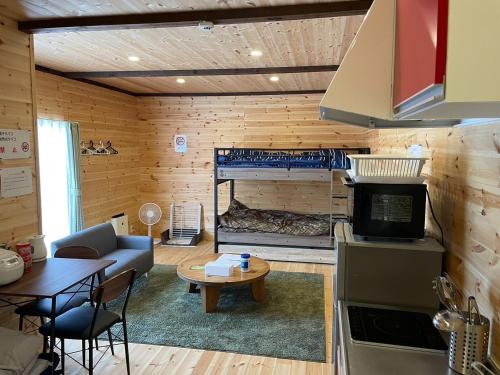 cocina con sala de estar con chimenea en Koniyado Room 103 - Vacation STAY 42437v, en Setouchi
