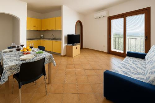 バデージにあるSunset View Apartment and Pool Badesiのキッチンとテーブルとソファのあるリビングルーム