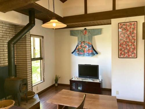 a living room with a tv and a table at Nanakuniyama Minka - Vacation STAY 37250v in Isumi