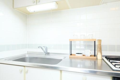 札幌市にあるResidence Hotel KABUTO - Vacation STAY 46143vのシンクとコンロのある白いキッチン