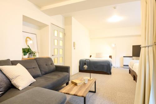 札幌市にあるResidence Hotel KABUTO - Vacation STAY 46143vのソファとベッドのあるリビングルーム