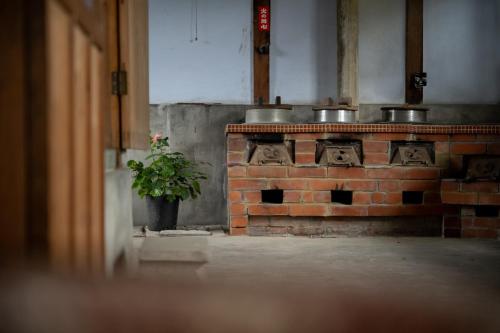 a brick fireplace with pots and pans on top at Setouchi base - Vacation STAY 48109v in Mitoyo
