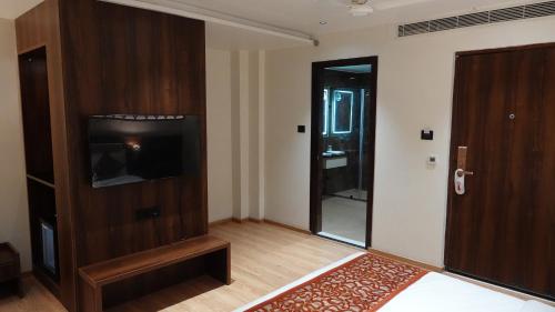 Televisyen dan/atau pusat hiburan di Hotel Dayal Tower