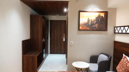 Ruang duduk di Hotel Dayal Tower