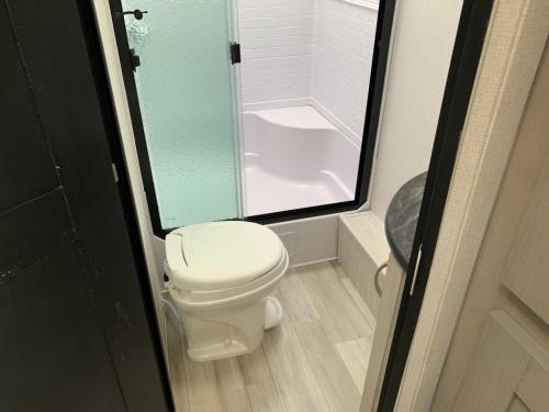 a small bathroom with a toilet and a shower at Ko-eda Village - Camp - Vacation STAY 42159v in Iioka