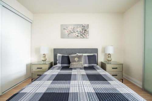Ένα ή περισσότερα κρεβάτια σε δωμάτιο στο Cozy 1 BR & Den Condo in North York Free Parking