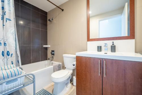 Ένα μπάνιο στο Cozy 1 BR & Den Condo in North York Free Parking