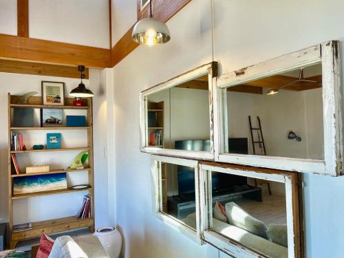 una ventana antigua en la esquina de una habitación en Sae Garden KAMOGAWA - Vacation STAY 59199v, en Kamogawa