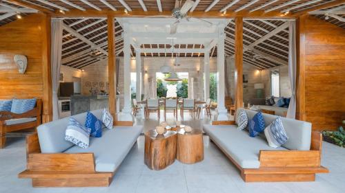 Ruang duduk di Villa Little Mannao by Villa Finder