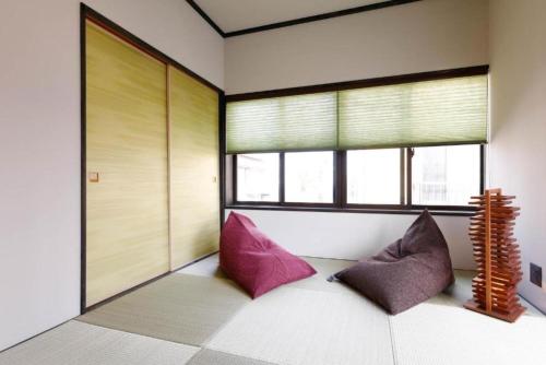 a room with two purple pillows sitting in front of a window at MAHANA ITO - Vacation STAY 74028v in Ito