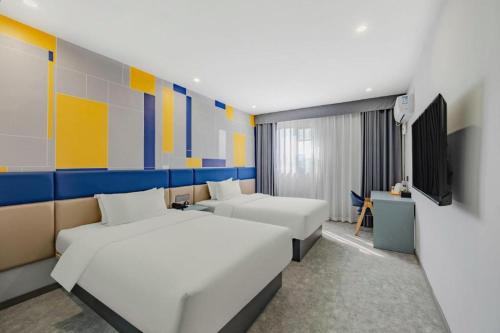 A bed or beds in a room at 7 Days Inn Nanchang Shuanggang Metro Station University of Finance and Economics