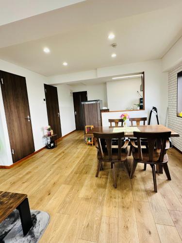 a living room with a table and wooden floors at Shirakata Token Residence 701 - Vacation STAY 76938v in Matsue