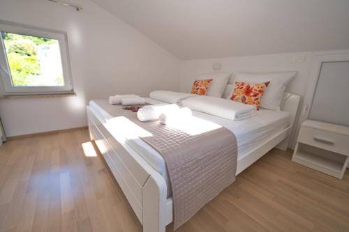 Una cama o camas en una habitación de Hisa idej