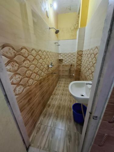 a bathroom with a toilet and a sink at SURENDRA NIWAS Kamakhya lodge in Guwahati