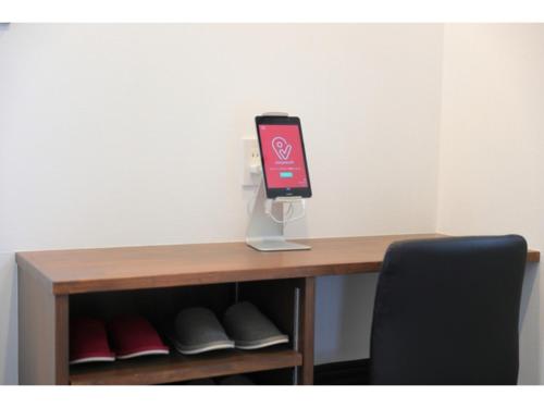 a cell phone sitting on top of a desk at Asama no Iori - Vacation STAY 00952v in Fujiyoshida
