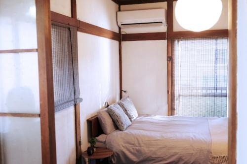 a bedroom with a bed and a window at green park heights - Vacation STAY 15685 in Musashino